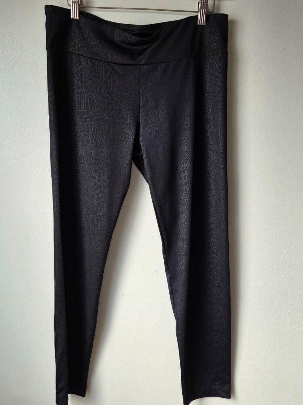 EUC NO BOUNDARIES BLACK SNAKESKIN PATTERNED BLACK LEGGINGS SIZE XL JUNIORS